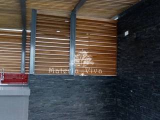 Pergola híbrida con lambrín tipo louver de madera, zona esmeralda, Naucalpan Edo. de Mex., Materia Viva S.A. de C.V. Materia Viva S.A. de C.V. オリジナルデザインの テラス