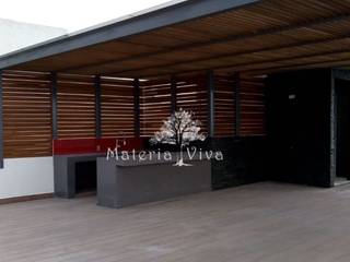 Pergola híbrida con lambrín tipo louver de madera, zona esmeralda, Naucalpan Edo. de Mex., Materia Viva S.A. de C.V. Materia Viva S.A. de C.V. Balkon, Beranda & Teras Gaya Eklektik