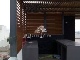 Pergola híbrida con lambrín tipo louver de madera, zona esmeralda, Naucalpan Edo. de Mex. Materia Viva S.A. de C.V. Balcones y terrazas de estilo ecléctico