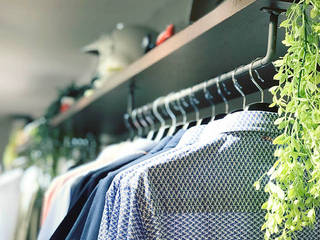 Proyecto diseño y distribución del local, decoración y mobiliario en una tienda de ropa: Bäbler - Menswear Sant Cugat, Estudi Aura, decoradores y diseñadores de interiores en Barcelona Estudi Aura, decoradores y diseñadores de interiores en Barcelona Комерційні приміщення Залізо / сталь