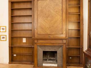 Boiserie Libreria con Camino, Falegnameria Grelli Falegnameria Grelli Klassische Wohnzimmer Holz Holznachbildung