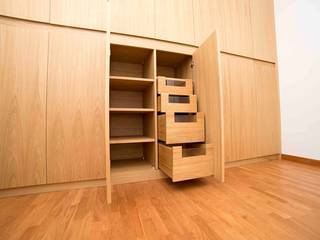 Armadio con Scarpiera Estraibile, Falegnameria Grelli Falegnameria Grelli Cuartos de estilo moderno Madera Acabado en madera