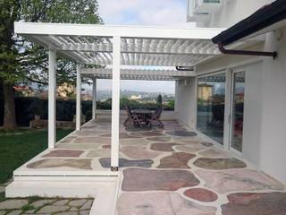 Pergola bioclimatica presso privato, Centro Arredotessile S.r.l. Centro Arredotessile S.r.l. Jardines de invierno de estilo minimalista Aluminio/Cinc