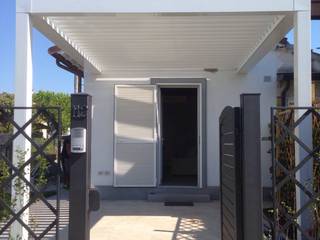 Pergola bioclimatica presso ingresso giardino privato, Centro Arredotessile S.r.l. Centro Arredotessile S.r.l. Minimalist conservatory Aluminium/Zinc