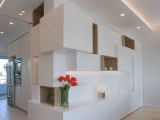 Casa "FG" bianco scolpito: Roma zona di Casal Palocco , MAMESTUDIO MAMESTUDIO Modern living room