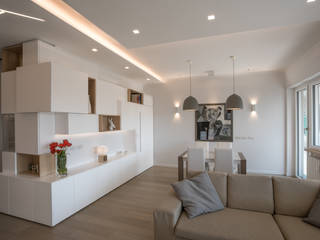 Casa "FG" bianco scolpito: Roma zona di Casal Palocco , MAMESTUDIO MAMESTUDIO Modern living room