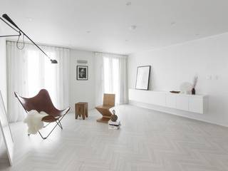 화이트와 우드로 아늑한 갤러리처럼 꾸민 30평대 아파트 인테리어, husk design 허스크디자인 husk design 허스크디자인 Minimalistische Wohnzimmer