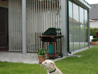 Wintergarten Anbau aus Holz und Glasschiebewänden, Schmidinger Wintergärten, Fenster & Verglasungen Schmidinger Wintergärten, Fenster & Verglasungen Modern Kış Bahçesi Cam