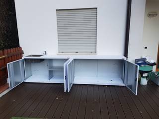 Arredamento esterno con armadi metallici su misura , Mondial new line Mondial new line Moderner Balkon, Veranda & Terrasse Aluminium/Zink