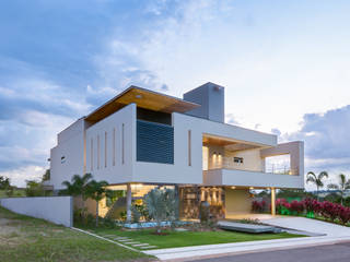 Condomínio Terras do Golfe, DÁLBER AGUERO - ARQUITETO DÁLBER AGUERO - ARQUITETO Casas de estilo moderno