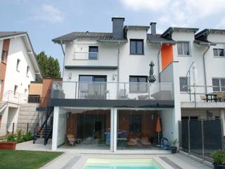 Terrassenverglasung mit Schiebetüren ohne Rahmen, Schmidinger Wintergärten, Fenster & Verglasungen Schmidinger Wintergärten, Fenster & Verglasungen Balcones y terrazas modernos: Ideas, imágenes y decoración Vidrio