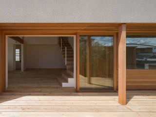 抑揚の家 / House in Nara, 杉山圭一建築設計事務所 杉山圭一建築設計事務所 モダンな 家 フィクスチャ,木,床,自動車外装,フローリング,ウッドステイン,シェード,ドア,広葉樹,ファサード