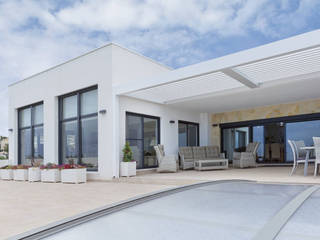Pérgola bioclimática instalada en exclusiva vivienda de la Costa Blanca, Saxun Saxun Minimalist balcony, veranda & terrace