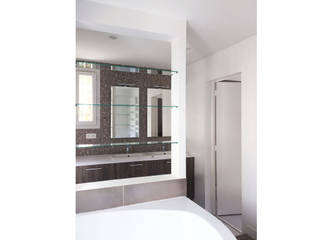 Une suite parentale rénovée au goût des propriétaires, Delphine Gaillard Decoration Delphine Gaillard Decoration Modern bathroom