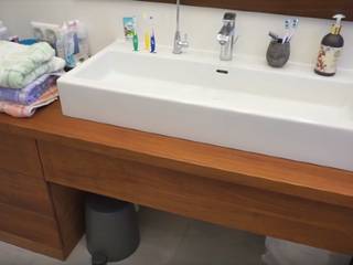 Первая ванная в доме в эко-стиле, "Комфорт Дизайн" 'Комфорт Дизайн' Country style bathroom Ceramic