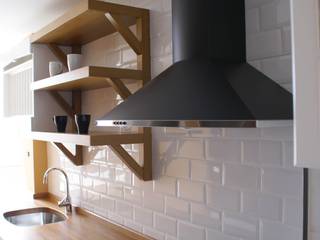 Una cocina con un suelo de encanto, Visaespais, reformas y rehabilitaciones en Tarragona Visaespais, reformas y rehabilitaciones en Tarragona Built-in kitchens