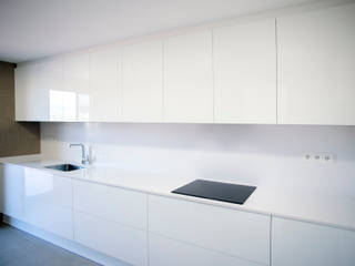 Reforma de cocina en calle Gran Vista de Barcelona, Grupo Inventia Grupo Inventia Built-in kitchens Wood-Plastic Composite