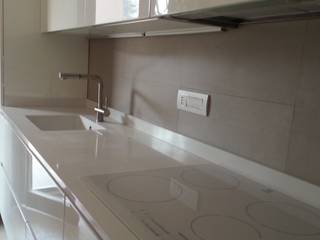 Progetto Cucina Bianca Laccata Lucida: Top Quarzo Bianco, Formarredo Due design 1967 Formarredo Due design 1967 Dapur built in