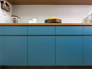 Reforma de apartamento - cozinha azul, Estudio Piloti Arquitetura Estudio Piloti Arquitetura ครัวสำเร็จรูป