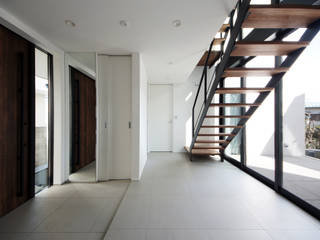 TERAJIMA ARCHITECTS／テラジマアーキテクツ Modern corridor, hallway & stairs White
