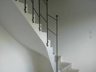 garde corps en acier sur escalier en béton, ATELIER MACHLINE ATELIER MACHLINE บันได