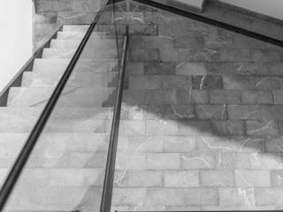 REHABILITACIÓN INTEGRAL DE VIVIENDA UNIFAMILIAR EN PALMA, Estudio Ortolá Arquitectos Estudio Ortolá Arquitectos Stairs