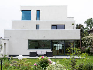 Umbau und Aufstockung Wohnhaus aus den 50er Jahren, sopha Fietzek von Dreusche Partnerschaft GmbB sopha Fietzek von Dreusche Partnerschaft GmbB Einfamilienhaus Weiß