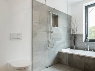 Umbau und Aufstockung Wohnhaus aus den 50er Jahren, sopha Fietzek von Dreusche Partnerschaft GmbB sopha Fietzek von Dreusche Partnerschaft GmbB Modern Bathroom Sanitärarmatur,Gebäude,Eigentum,Fenster,Badezimmer,Klopfen,Haus,Leuchte,Holz,Bodenbelag