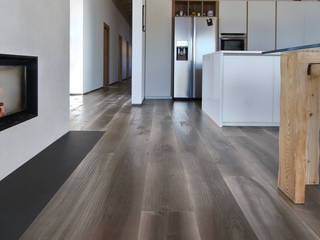 Old Noghera Bark wood floor, Cadorin Group Srl - Italian craftsmanship production Wood flooring and Coverings Cadorin Group Srl - Italian craftsmanship production Wood flooring and Coverings Landelijke eetkamers