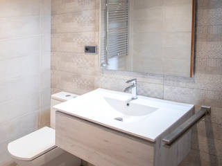 Reforma integral de vivienda en Sabadell, Grupo Inventia Grupo Inventia Modern bathroom Tiles