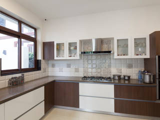 Residence No.1 at Panache, chennai, Synergy Architecture and Interiors Synergy Architecture and Interiors Kitchen units