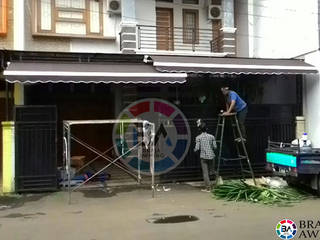 Awning Gulung Jakarta (Rumah Pribadi), Braja Awning & Canopy Braja Awning & Canopy Varandas, marquises e terraços modernos Têxtil Ambar/dourado