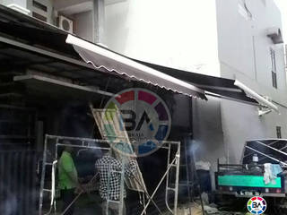 Awning Gulung Jakarta (Rumah Pribadi), Braja Awning & Canopy Braja Awning & Canopy モダンデザインの テラス テキスタイル アンバー/ゴールド