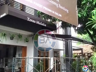 Canopy Kain Jakarta (Teras Malaka), Braja Awning & Canopy Braja Awning & Canopy クラシックデザインの テラス テキスタイル アンバー/ゴールド
