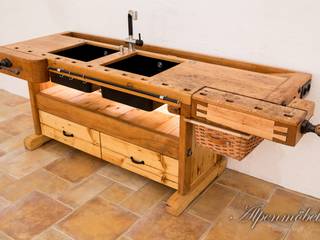 Old carpenters workbench as a breathtaking kitchen island! / Alte Hobelbank als atemberaubende Kochinsel!, Alpenmöbel® - Design trifft Geschichte Alpenmöbel® - Design trifft Geschichte Módulos de cocina Madera maciza Multicolor