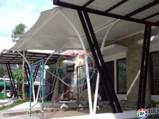 Tenda Membrane Jakarta (Teras Perumahan Jakarta), Braja Awning & Canopy Braja Awning & Canopy Balcones y terrazas modernos: Ideas, imágenes y decoración Sintético Marrón