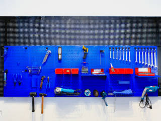 Metal Pegboard panel for tool hanging at APEC motor racing garage, SMLIFE CORPORATION SMLIFE CORPORATION 모던스타일 차고 / 창고 철 / 철강