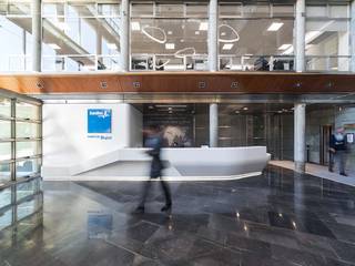 KRION in the hall of the central offices of Sanitas, part of Bupa, in Madrid, KRION® Porcelanosa Solid Surface KRION® Porcelanosa Solid Surface 商業空間