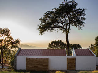 Casa alrededor de un Pino, EMA Espacio Multicultural de Arquitectura EMA Espacio Multicultural de Arquitectura Casas de campo Madera Acabado en madera