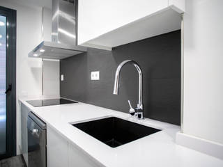 Reforma de cocina en Molins de Rei, Grupo Inventia Grupo Inventia Built-in kitchens Wood-Plastic Composite