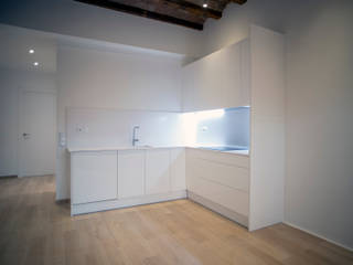 Reforma integral en calle Ciudad Real, Grupo Inventia Grupo Inventia Built-in kitchens Wood-Plastic Composite