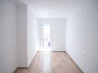 Reforma integral en calle Ciudad Real, Grupo Inventia Grupo Inventia Mediterranean style living room Concrete