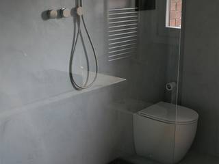 RISTRUTTURAZIONE COMPLETA BAGNI - FINITURA PARETI E PAVIMENTI IN RESINA CEMENTIZIA, CODICE INSOLITO CODICE INSOLITO Minimalist style bathroom