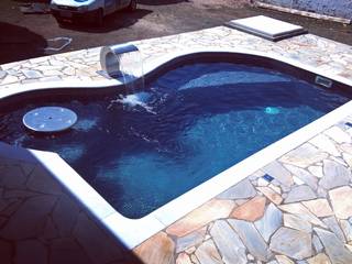 Piscina com designer em linha curvas , Vila Nova Piscinas Vila Nova Piscinas Giardino con piscina Cemento Blu