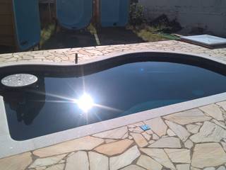 Piscina com designer em linha curvas , Vila Nova Piscinas Vila Nova Piscinas Garden Pool Concrete Blue