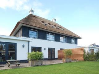 Landelijke woning met riet, Tijmen Bos Architecten Tijmen Bos Architecten Wiejskie domy Drewno O efekcie drewna