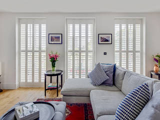 A Striking Look for Two Living Rooms in a Kennington Home, Plantation Shutters Ltd Plantation Shutters Ltd クラシックデザインの リビング 木 木目調