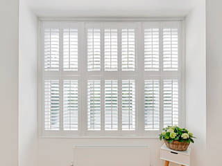 Beautiful Tier on Tier Shutters at a home in the Heart of Crystal Palace, Plantation Shutters Ltd Plantation Shutters Ltd Moderne Schlafzimmer Holz Weiß
