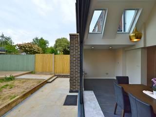 Kingston KT2 | Roof and kitchen house extension, GOAStudio | London residential architecture GOAStudio | London residential architecture Rustic style dining room