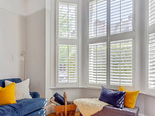 Two Styles for Two Different Spaces, Plantation Shutters Ltd Plantation Shutters Ltd Moderne Wohnzimmer Holz Weiß